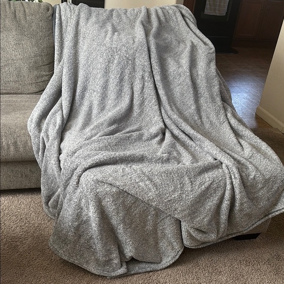 Fuzzy Gray King Throw Blanket - Picture 1 of 7